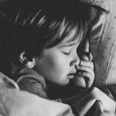 Enfant endormi paisiblement dans son lit