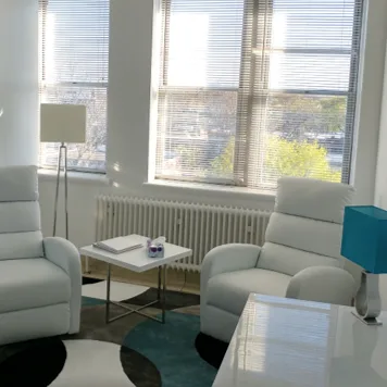 Dos sillones enfrentados en una consulta luminosa de Solutions Hypnose