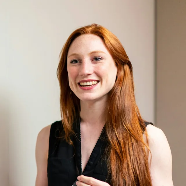 Jeune femme souriante, aux cheveux roux