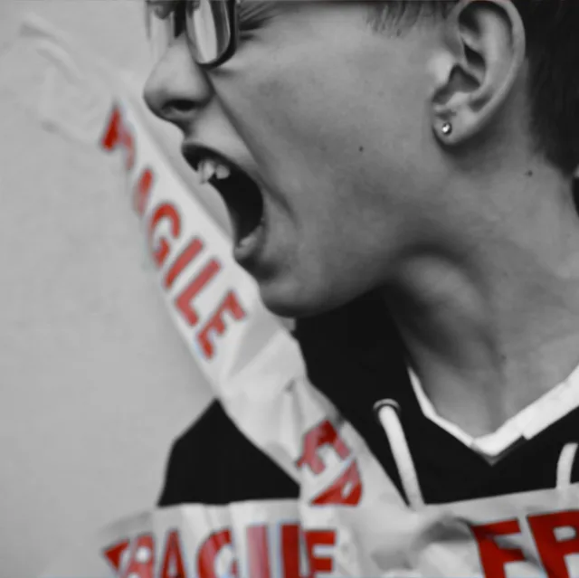 Personne qui crie, ruban adhésif « FRAGILE » sur le visage