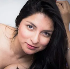Femme souriante, détendue, lumière douce