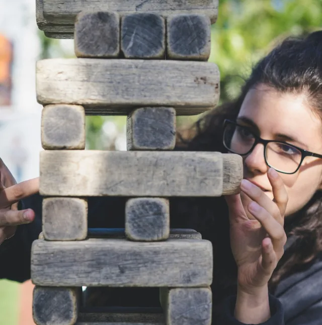 Personne concentrée en pleine préparation, regard tourné vers l'intérieur